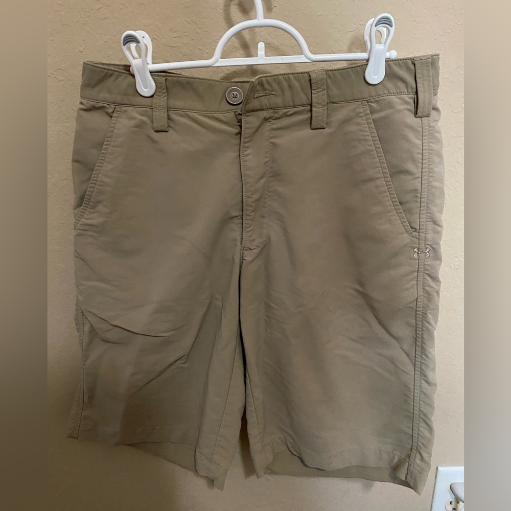 *UNDER ARMOUR KHAKI SHORTS SIZE 30*